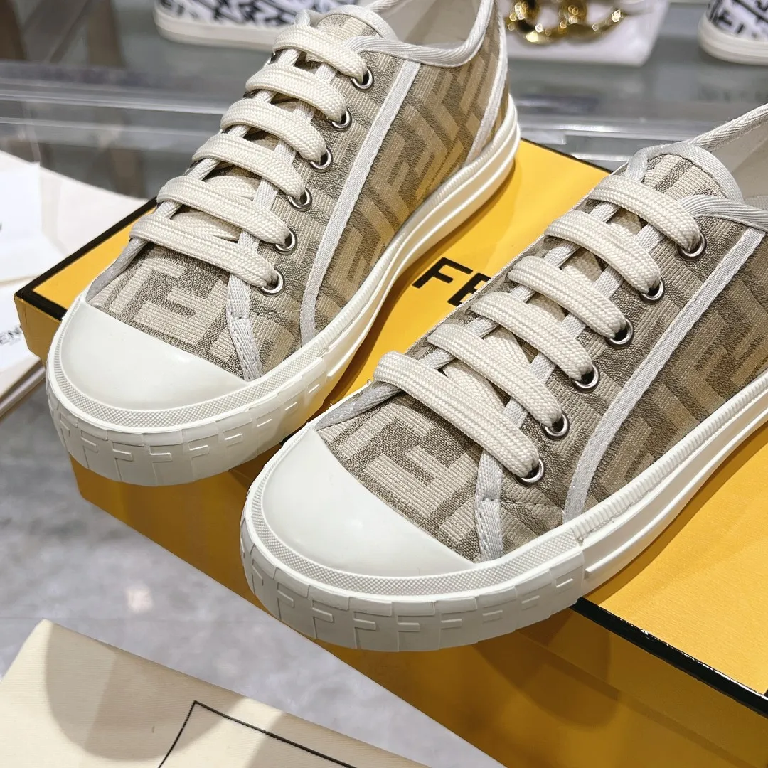 Couple style 💰460❤️Fendi Fendi's latest couple canvas shoes ❑ Fabric: Original customized imported jacquard canvas material ❑ Inner lining: Imported canvas material ❑ Sole: Original molded non-slip TPU outsole ❑ Bottom thickness: 2.5cm ❑ Size: Women's 35-40/Men's 39-45
